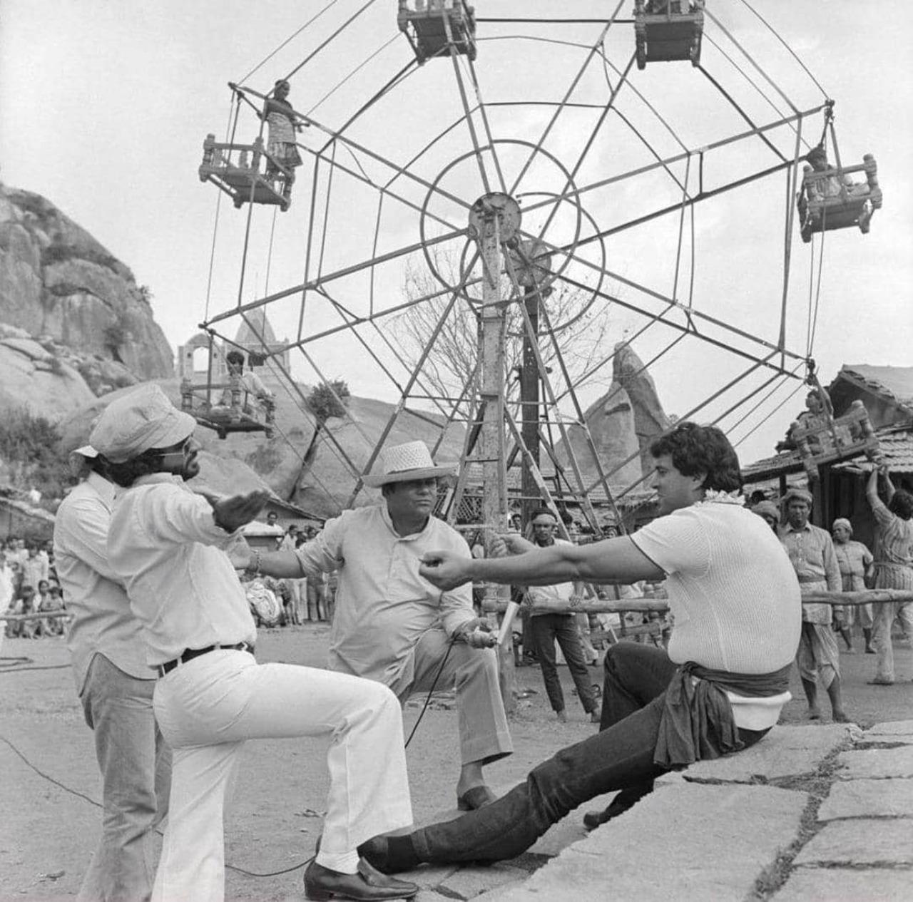 This picture features Dharmendra, Ramesh Sippy and other crew mwmbers who are diligently explaining the scene to the actor. (Pic Courtesy: Ramesh Sippy Instagram)
